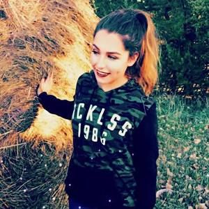 Meet your Posher, Elisa